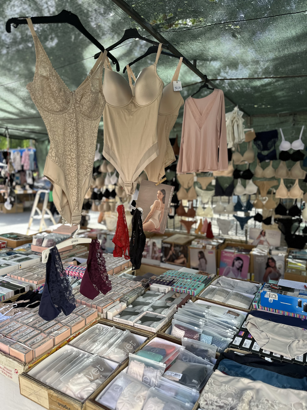 Lencería femenina de calidad en el mercadillo de Aspe y Novelda